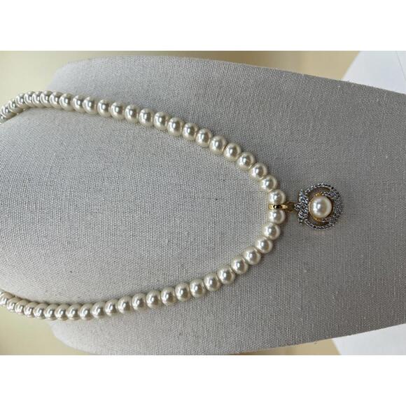 Jewelry - Classic Faux Pearl Necklace with Decorative Pendant